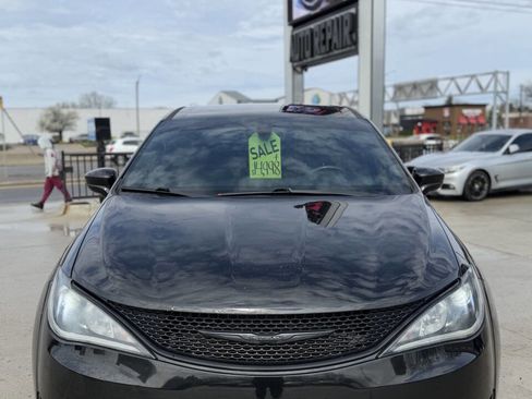 Used 2019 Chrysler Pacifica Touring Plus w/ S Appearance Package FWD image 2