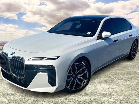 Used 2023 BMW 740i image 3