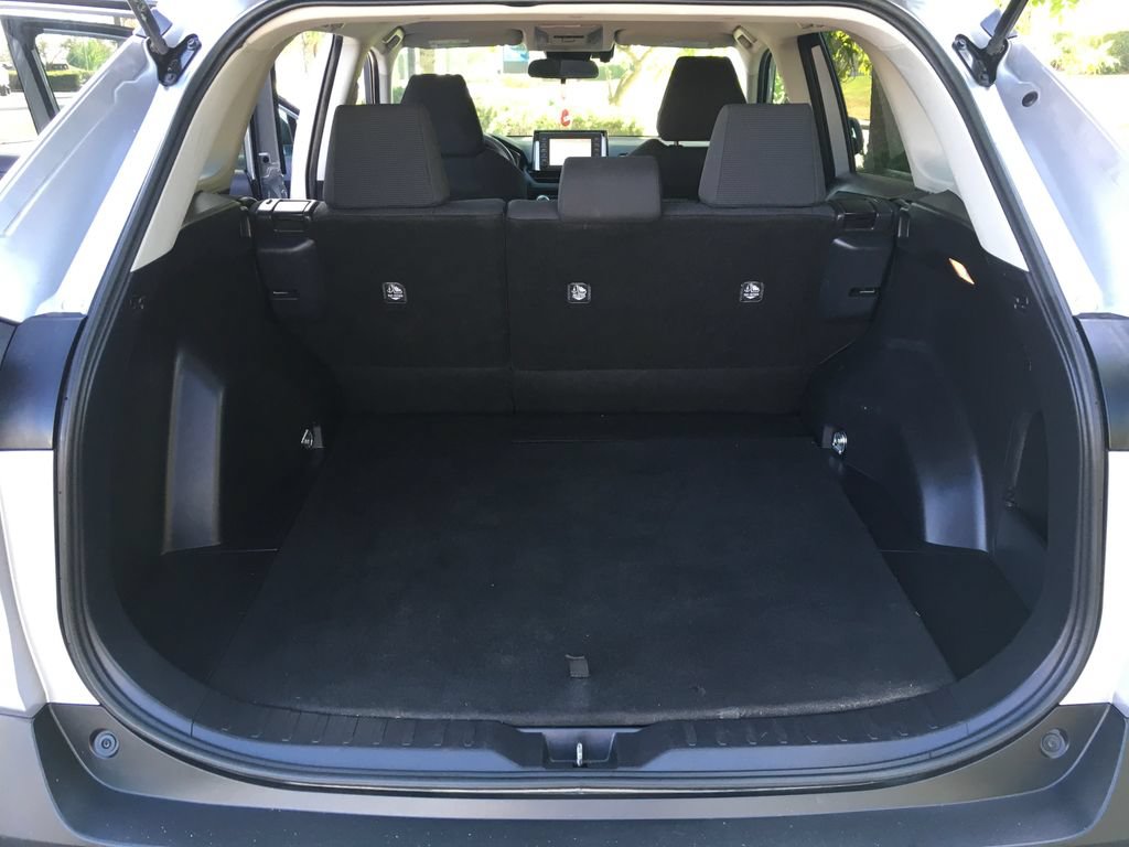 Used 2019 Toyota RAV4 LE w/ Carpet Mat Package AWD/4WD image 32