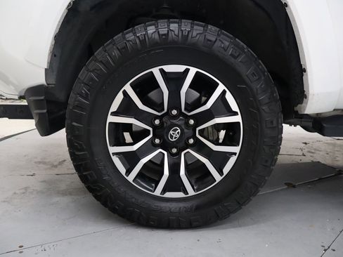 Used 2022 Toyota Tacoma TRD Sport w/ Technology Package image 12