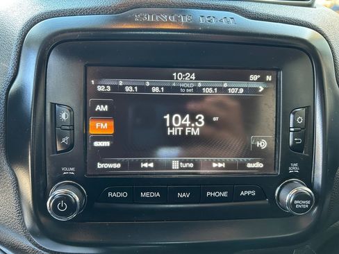 Used 2017 Jeep Renegade Latitude image 11