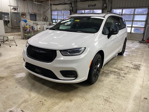 Used 2025 Chrysler Pacifica Limited image 8