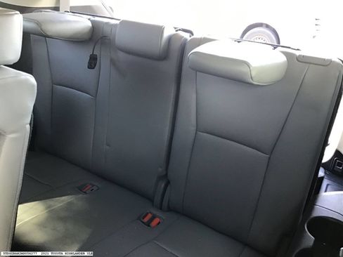 Used 2021 Toyota Highlander XLE FWD image 9