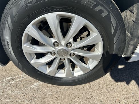 Used 2018 Chrysler Pacifica Touring-L image 37