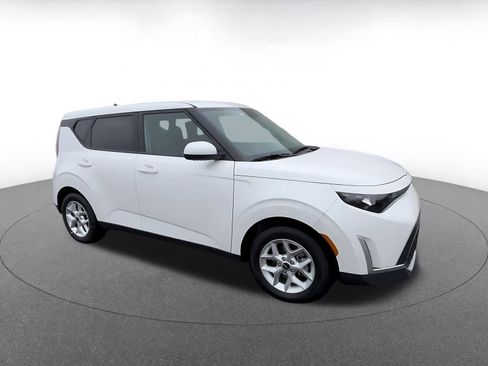 Used 2025 Kia Soul LX w/ LX Technology Package image 2