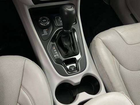 Used 2019 Jeep Cherokee Limited AWD/4WD image 13