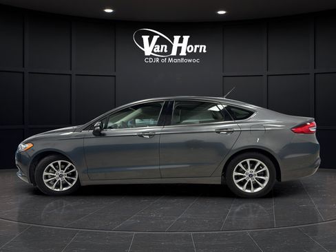 Used 2017 Ford Fusion SE FWD image 4