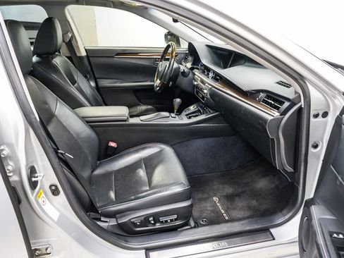 Used 2013 Lexus ES 350 w/ Luxury Pkg FWD image 17