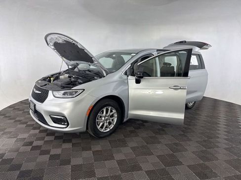 Used 2024 Chrysler Pacifica Touring-L image 10