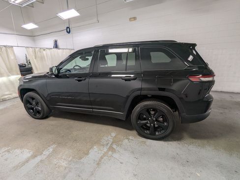 Used 2023 Jeep Grand Cherokee Altitude AWD/4WD image 10