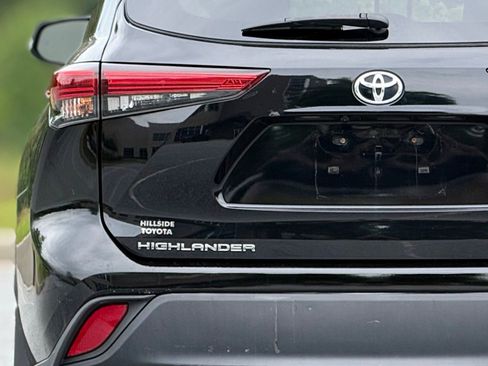 Used 2022 Toyota Highlander LE AWD/4WD image 16