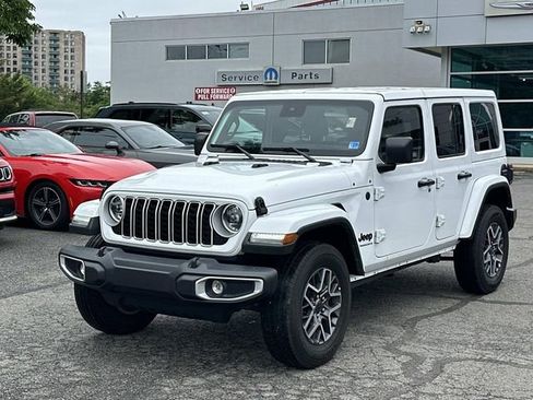 Used 2025 Jeep Wrangler Unlimited Sahara AWD/4WD image 6