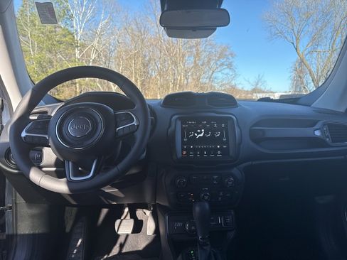 Used 2023 Jeep Renegade Latitude image 11