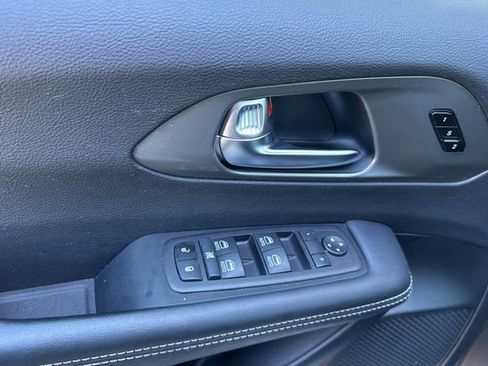 Used 2025 Chrysler Pacifica Select FWD image 11