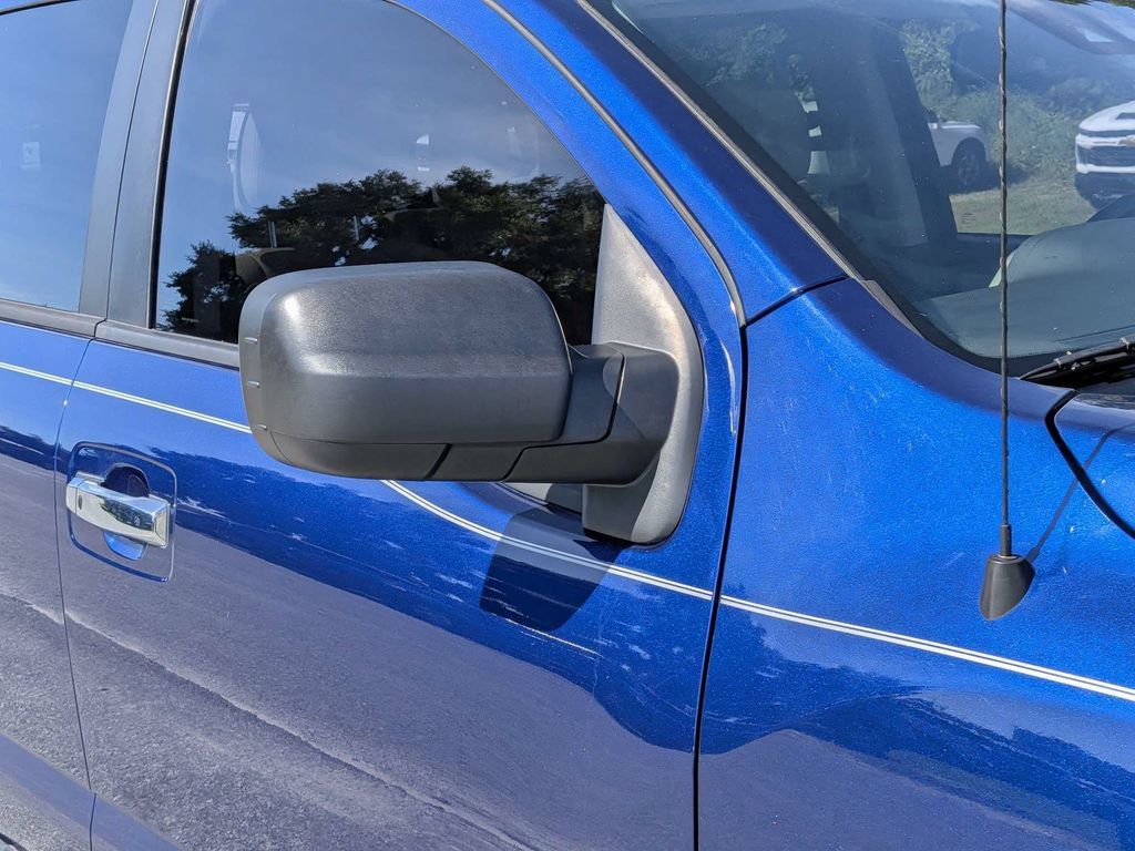 Used 2021 Nissan Titan SV w/ SV Convenience Package AWD/4WD image 9