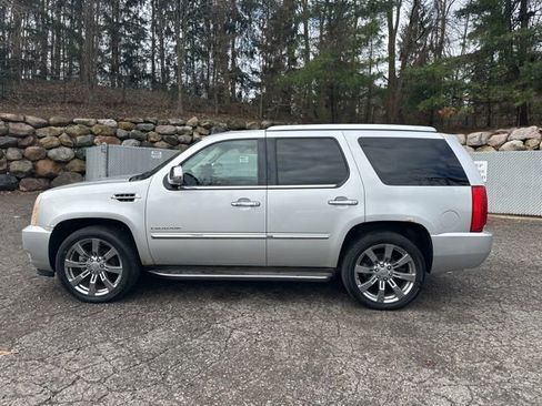 Used 2010 Cadillac Escalade Luxury AWD/4WD image 2