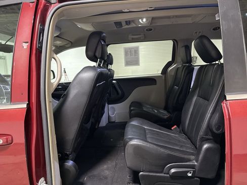 Used 2015 Chrysler Town & Country Touring image 22