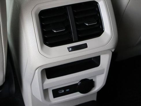 Used 2024 Volkswagen Tiguan SE AWD/4WD image 25