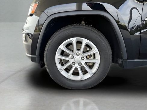Used 2022 Jeep Grand Cherokee Laredo X RWD image 12