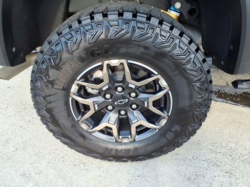 Used 2025 Chevrolet Colorado ZR2 w/ Technology Package image 10