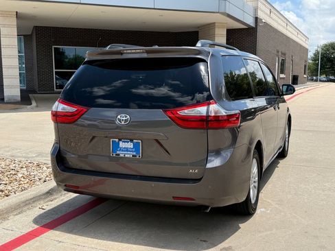 Used 2015 Toyota Sienna XLE w/ XLE Navigation Package FWD image 8