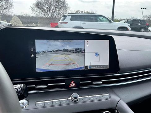 Used 2025 Hyundai Elantra SEL image 17