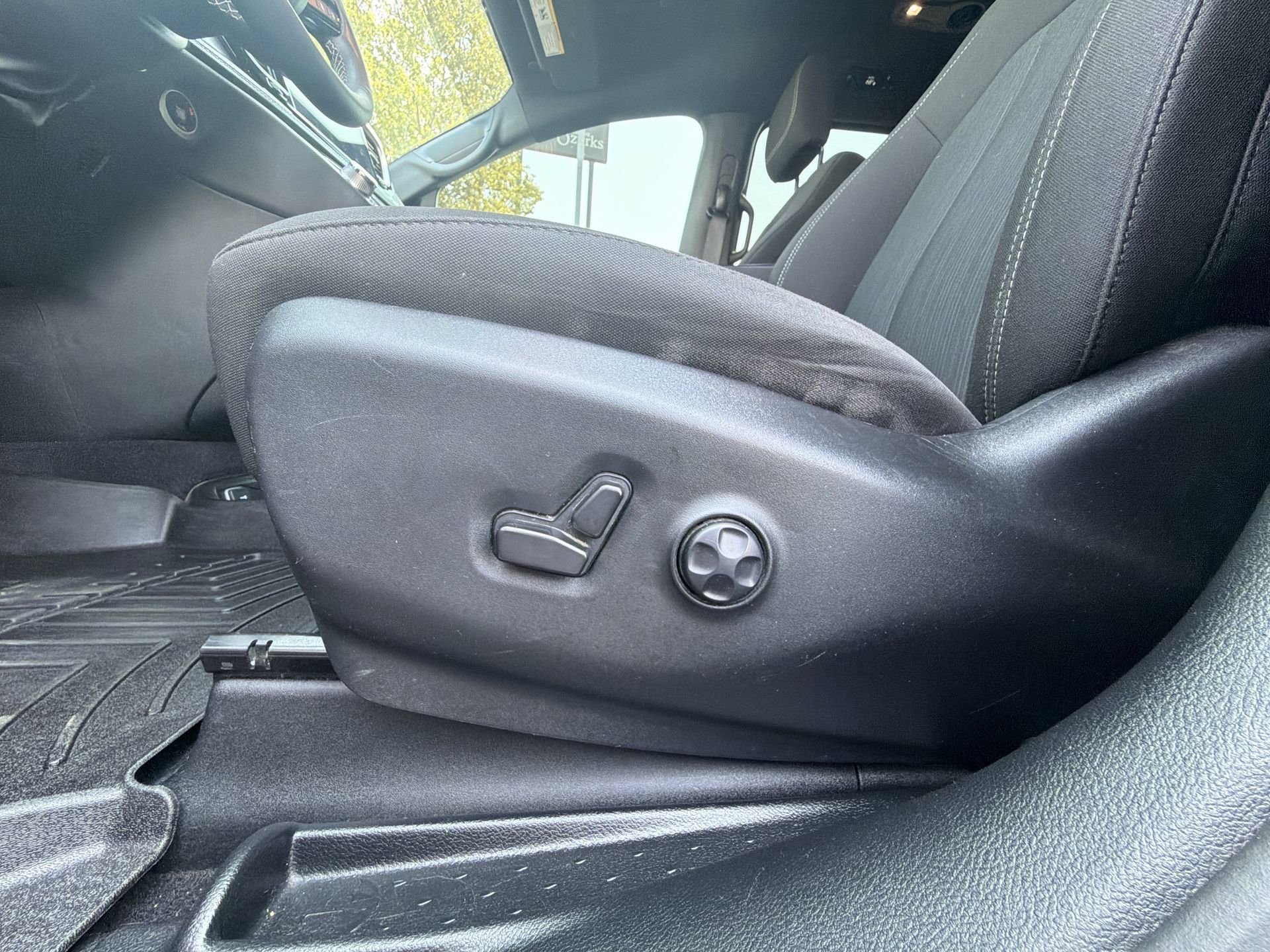 Used 2023 Chrysler Pacifica Touring FWD image 12
