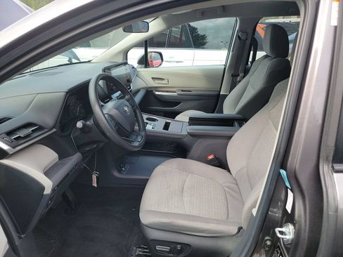 Used 2024 Toyota Sienna LE AWD/4WD image 3