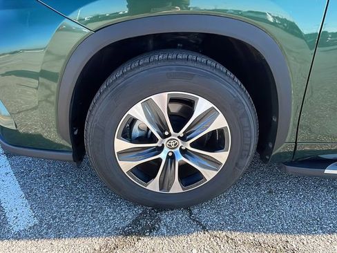 Used 2025 Toyota Highlander XLE image 10