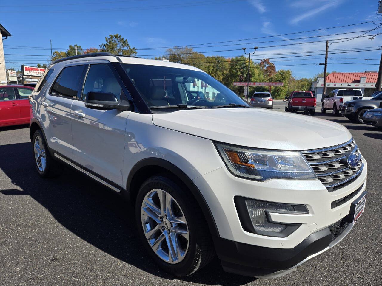 Used 2017 Ford Explorer XLT w/ Equipment Group 202A AWD/4WD image 5