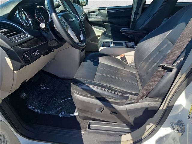 Used 2016 Chrysler Town & Country Touring FWD image 15