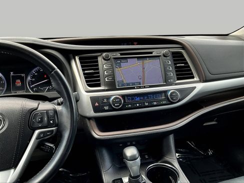 Used 2018 Toyota Highlander XLE AWD/4WD image 12