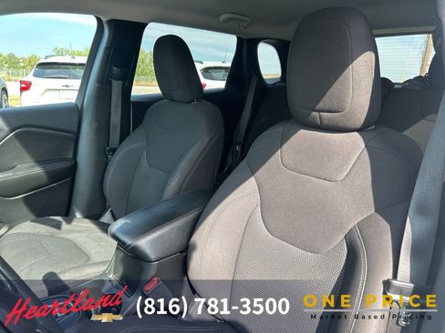 Used 2019 Jeep Cherokee Latitude w/ Popular Appearance Group image 18