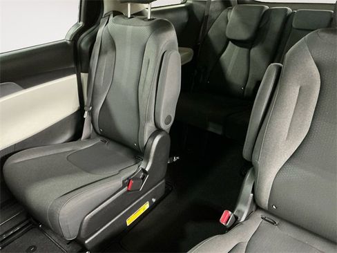 Used 2024 Kia Carnival LX image 13