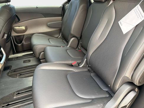 New 2026 Kia Carnival EX image 11