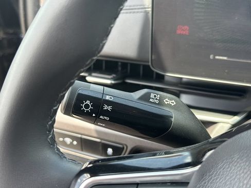 Used 2025 Kia Carnival EX FWD image 29