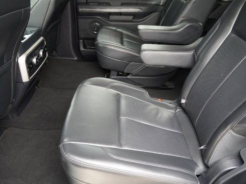 Used 2024 Ford Expedition XLT image 27