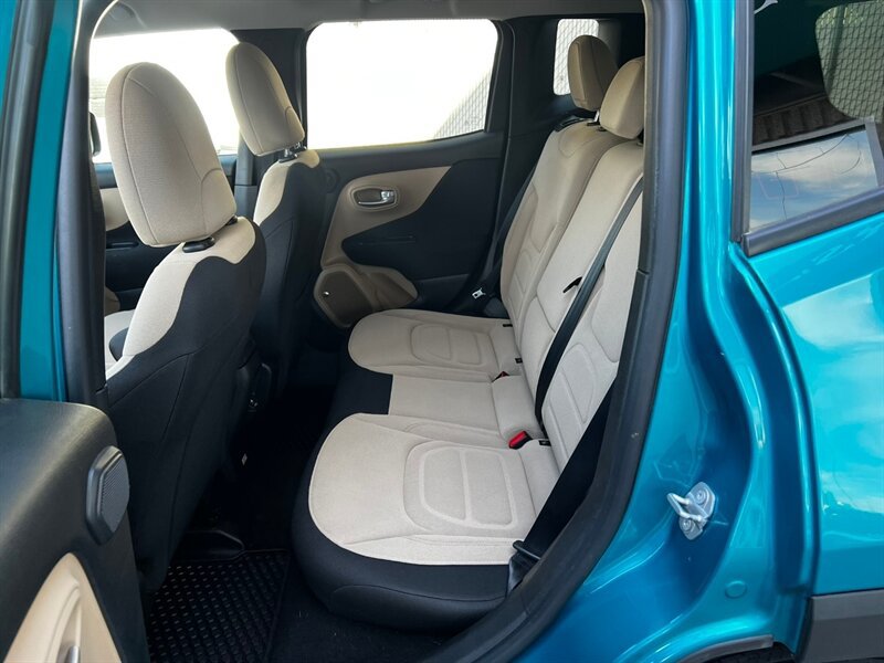 Used 2019 Jeep Renegade Latitude w/ Safety & Security Group II AWD/4WD image 16
