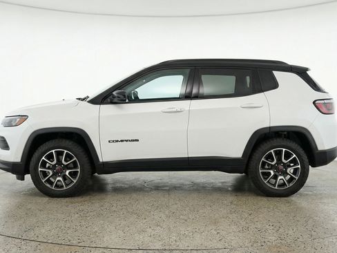 Used 2025 Jeep Compass Trailhawk AWD/4WD image 5