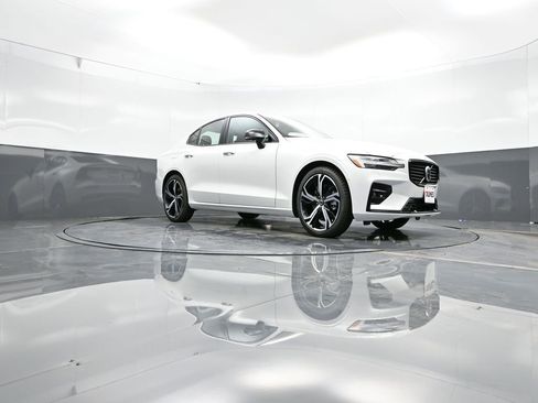 New 2025 Volvo S60 B5 Plus w/ Climate Package image 43