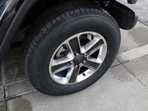 Used 2018 Jeep Wrangler Unlimited Sahara image 16