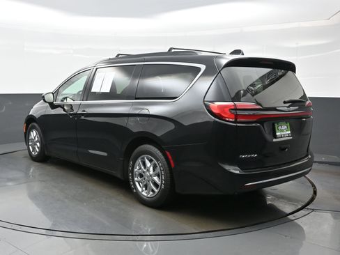 Used 2022 Chrysler Pacifica Touring-L FWD image 4