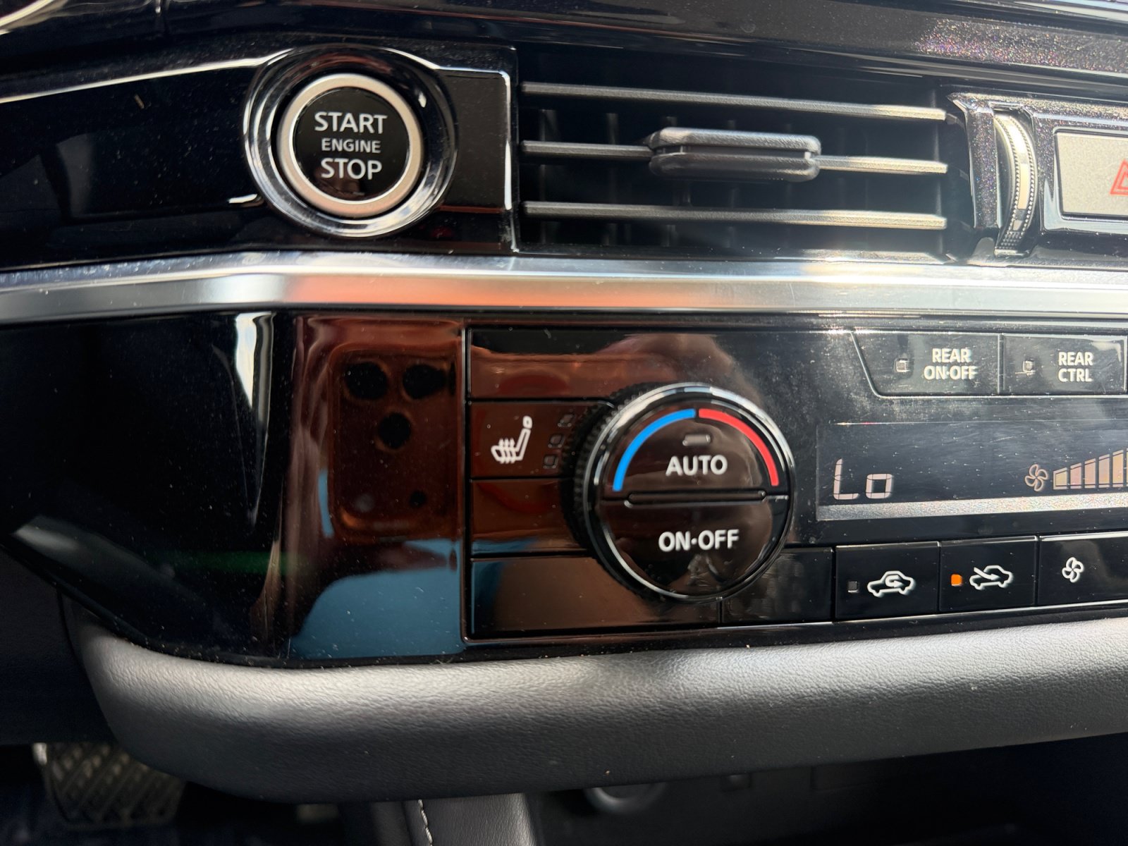 Used 2023 Nissan Pathfinder SL w/ Black Appearance Package FWD image 21