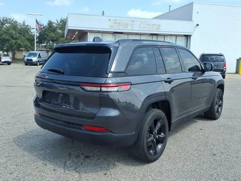 Used 2024 Jeep Grand Cherokee Altitude AWD/4WD image 5