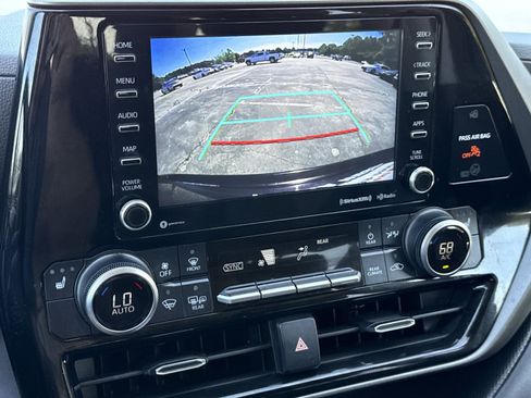 Used 2021 Toyota Highlander XLE FWD image 27