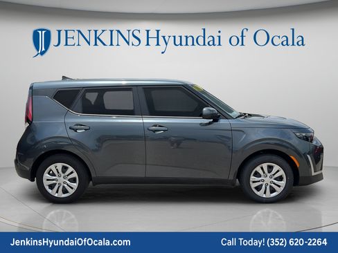 Used 2025 Kia Soul LX FWD image 2