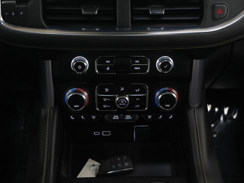 Used 2023 GMC Yukon XL SLT image 18