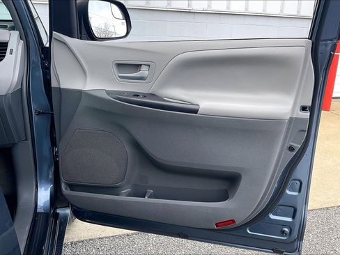 Used 2017 Toyota Sienna LE image 28