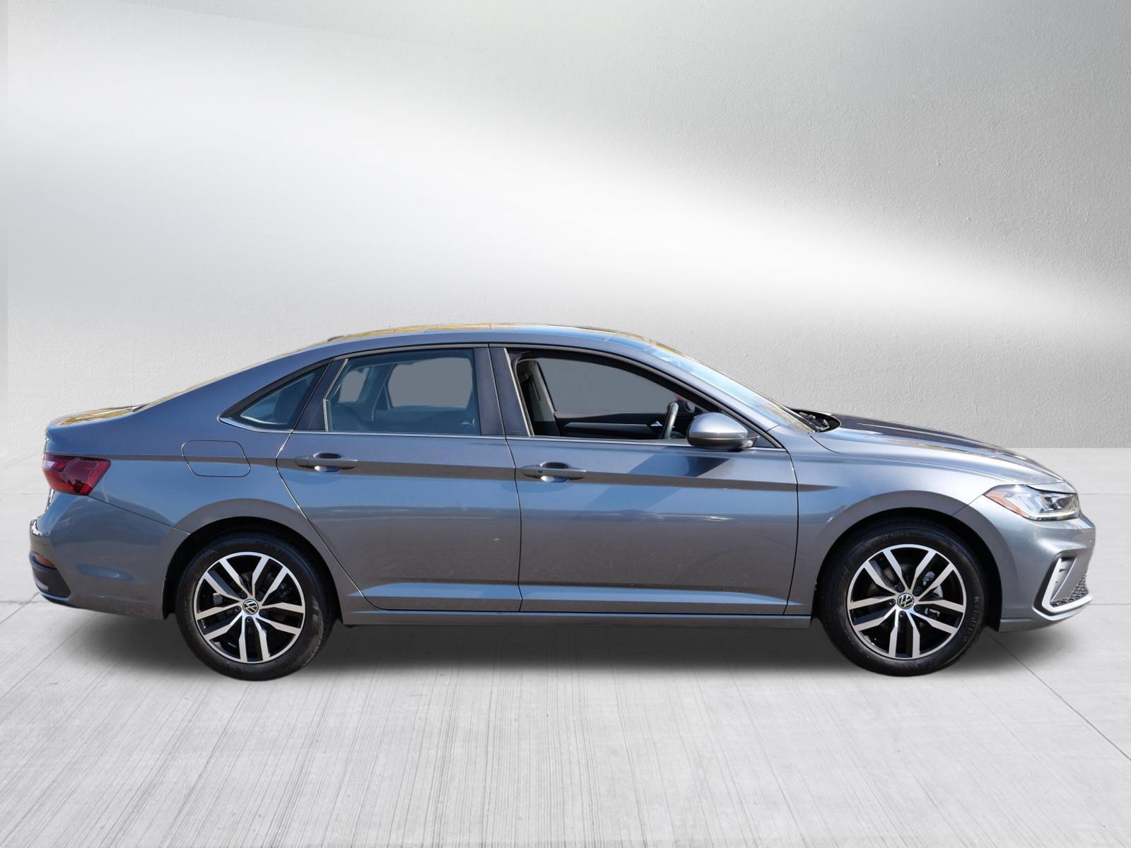 Certified 2025 Volkswagen Jetta SE w/ Sunroof Package FWD image 8