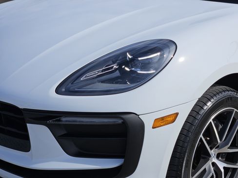Certified 2025 Porsche Macan image 12